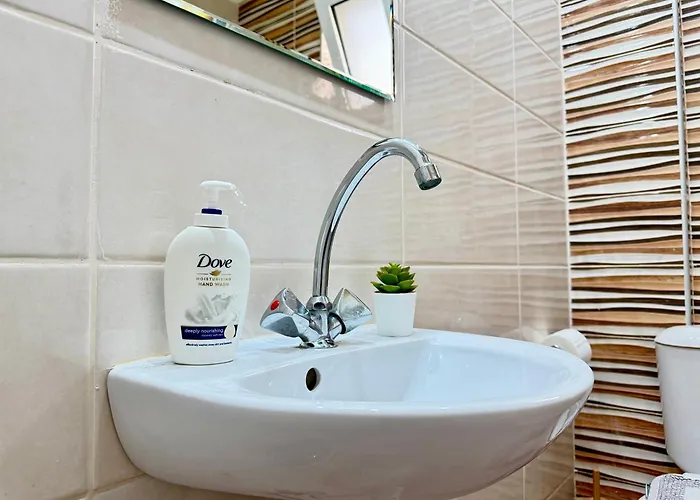 Bright & Spacious In Town, Near The - No 3 아파트 코스 타운