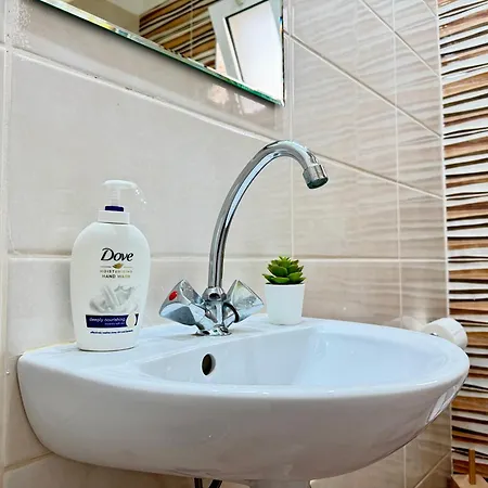 Bright & Spacious In Town, Near The - No 3 Apartman Kosz