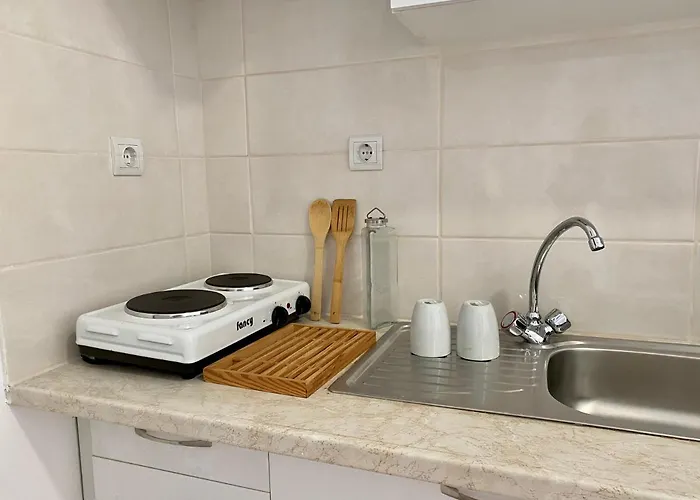 Bright & Spacious In Town, Near The - No 3 شقة *