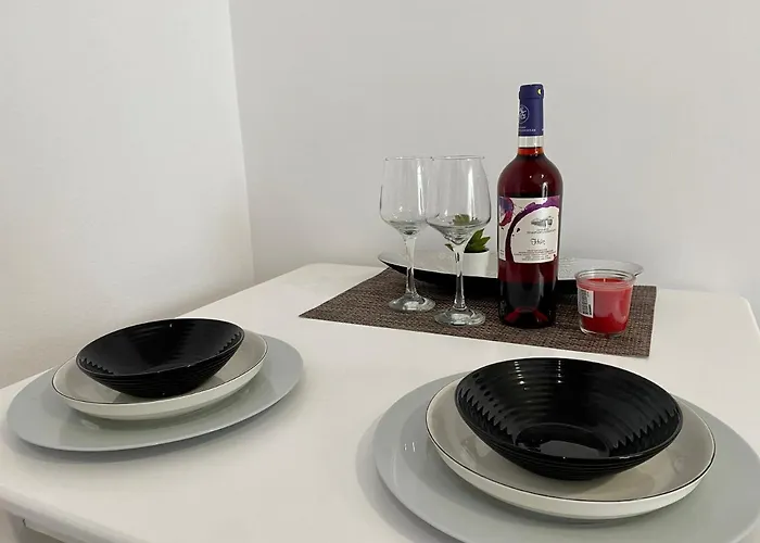 Bright & Spacious In Town, Near The - No 3 بلدة كوس