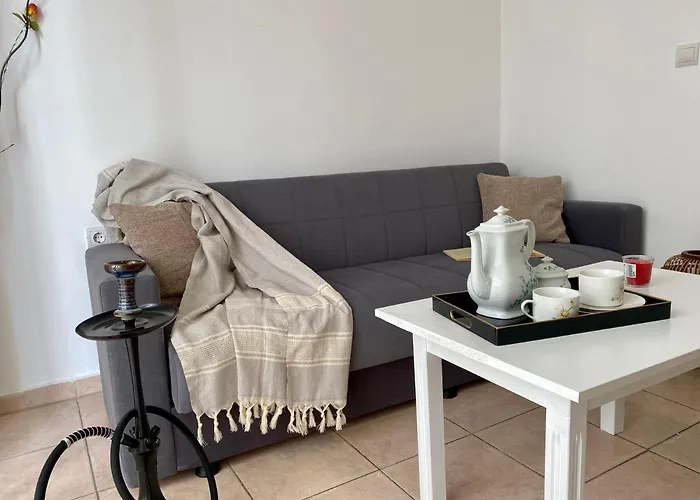 Bright & Spacious In Town, Near The - No 3 بلدة كوس