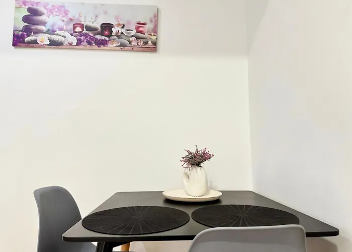 Bright & Spacious In Town, Near The - No 3 شقة *