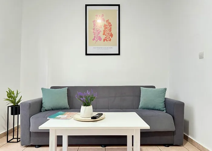 Bright & Spacious In Town, Near The - No 3 * بلدة كوس